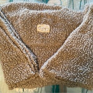 Cozy Textured Knit pocketed Shawl